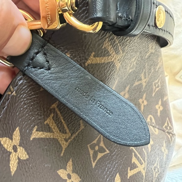 Im selling a barely used neonoe louis vuitton bag - Picture 6 of 12